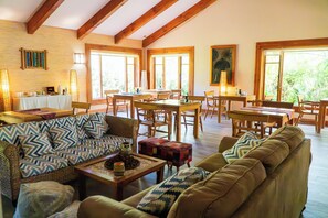 42-tommers fladskærms-tv med satellitkanaler, tv, MP3-dockingstation