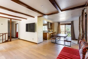 Flat-screen TV - CHEERFUL HOUSE WITH RIVER AND MOUNTAIN VIEWS! NEW (Three Rivers)