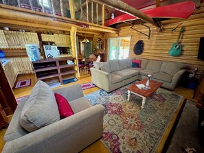 Televisión, chimenea, reproductor de DVD y tenis de mesa