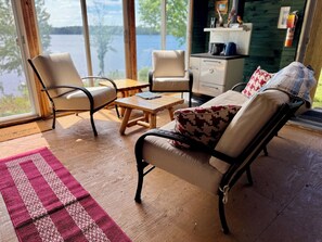 Televisio, takka, DVD-soitin, pöytätennispöytä