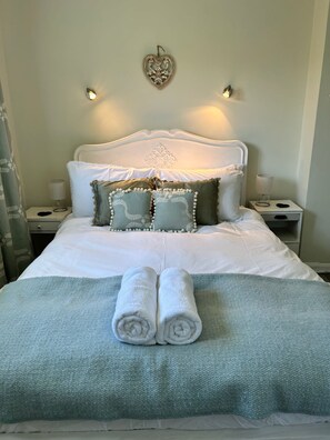 4 عدّة غرف نوم وملاءات أسرّة