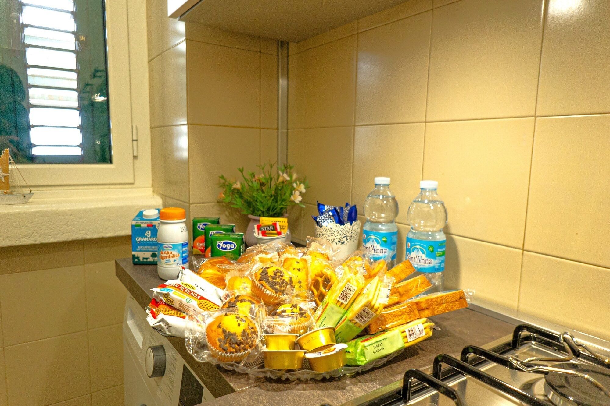 Kylskåp, spishäll, diskmaskin och vattenkokare