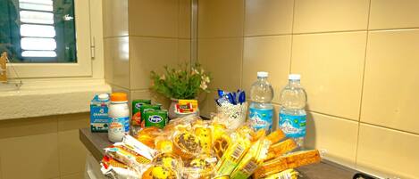 Kylskåp, spishäll, diskmaskin och vattenkokare