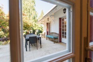 Outdoor dining - Les Poissons Rouges - house in the countryside (Saint-Benoît)
