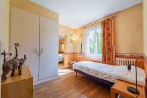 4 chambres, bureau, fer et planche à repasser, accès Internet