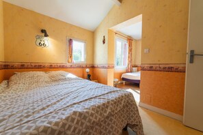 4 bedrooms, desk, iron/ironing board, Internet