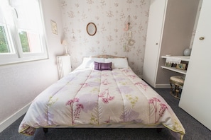 4 bedrooms, desk, iron/ironing board, internet
