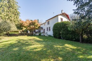 Exterior - Les Poissons Rouges - house in the countryside (Saint-Benoît)