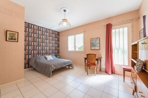 4 bedrooms, desk, iron/ironing board, internet