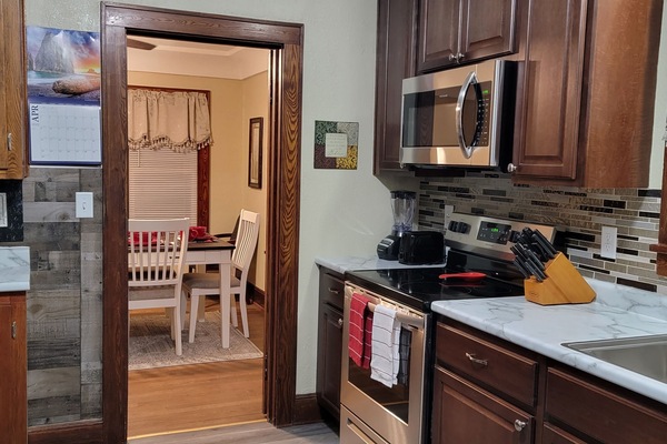 Frigorifero, microonde, forno, piano cottura