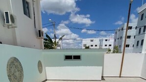 Ein rechteckiger Pool mit hellblauem Innenraum, umgeben von einem hellen Deck.