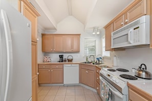 Fridge, microwave, oven, stovetop - Full Home on Sunstone with fast WiFi and easy access. (Lafayette)