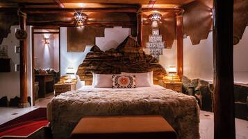 Suite Royal, 1 Tempat Tidur King, jet tub, pemandangan gunung | 1 kamar tidur, seprai premium, dan selimut bulu angsa