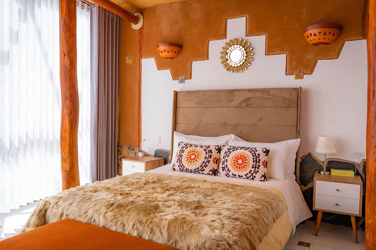 Standaard kamer, 1 queensize bed, uitzicht op tuin, uitzicht op gebergte | 1 slaapkamer, luxe beddengoed, donzen dekbedden, individueel gedecoreerd