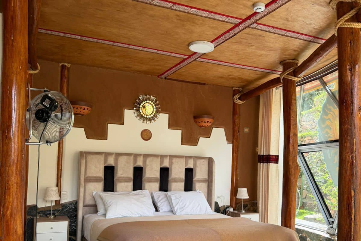 Camera Deluxe, 1 letto king, vista giardino, lato montagna | 1 camera, biancheria da letto di alta qualità, copriletto in piuma