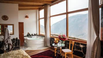 Suite Grand, 1 cama de matrimonio grande, bañera de hidromasaje, vistas al valle | 1 dormitorio, ropa de cama de alta calidad, edredones de plumas