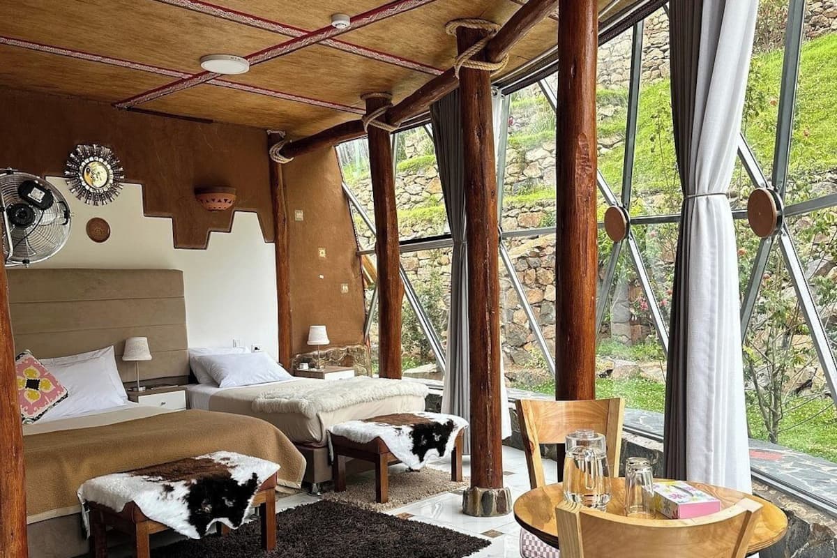 Deluxe kamer, meerdere bedden, uitzicht op tuin, uitzicht op gebergte | 1 slaapkamer, luxe beddengoed, donzen dekbedden, individueel gedecoreerd