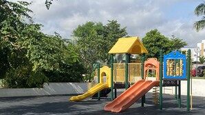 Un parque infantil con dos toboganes y una estructura para escalar.