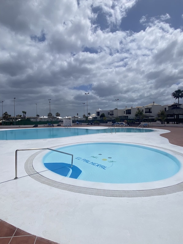 حمّام سباحة خارجي