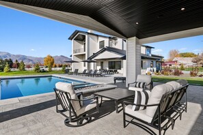 Alberca climatizada y camastros 