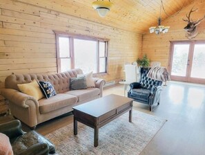 Una Smart TV, una chimenea, videojuegos
