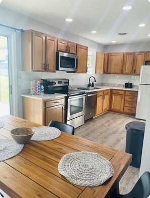 Een koelkast, een microgolfoven, een oven, een kookplaat