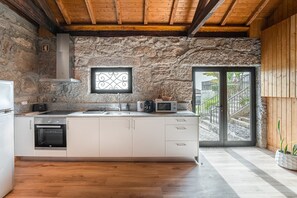 Fridge, microwave, oven, coffee/tea maker - GuestReady - Casas de Fralães 3 (Barcelos)