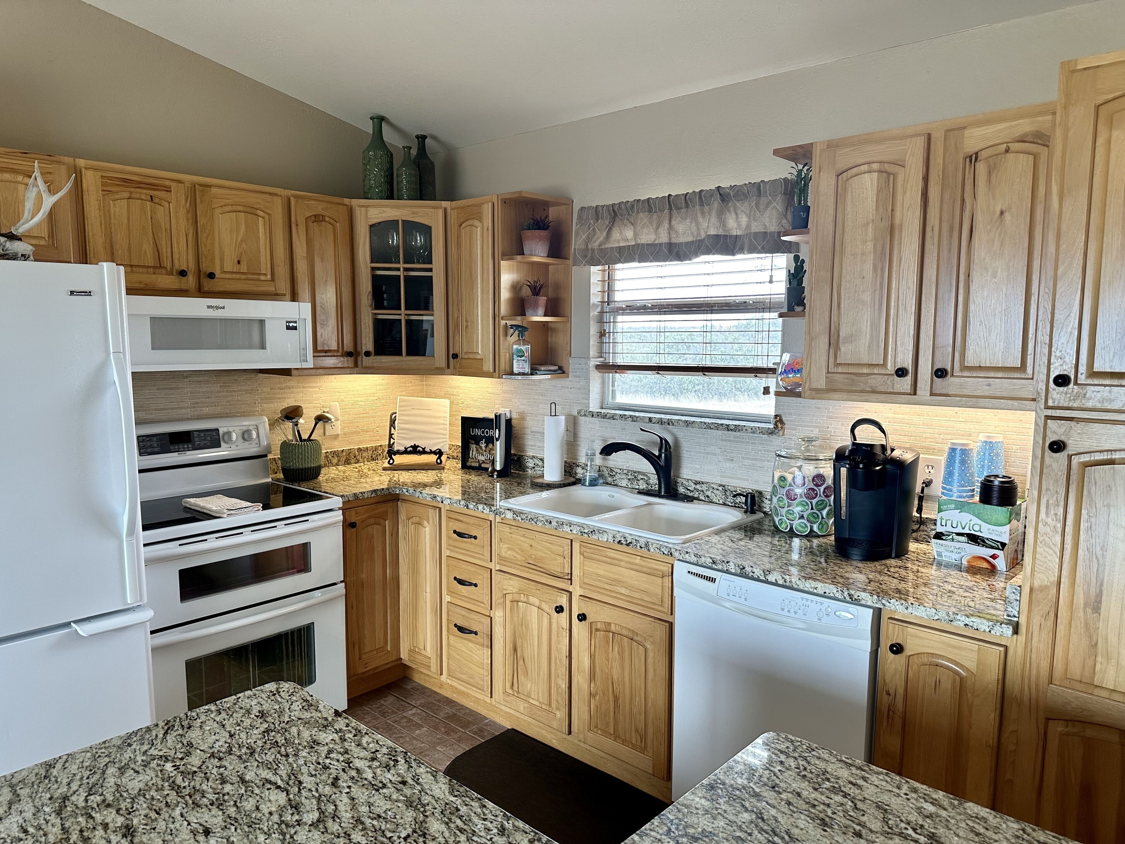 Cozy Spacious family friendly Farmhouse + HotTub Views of Palo Duro Canyon! 