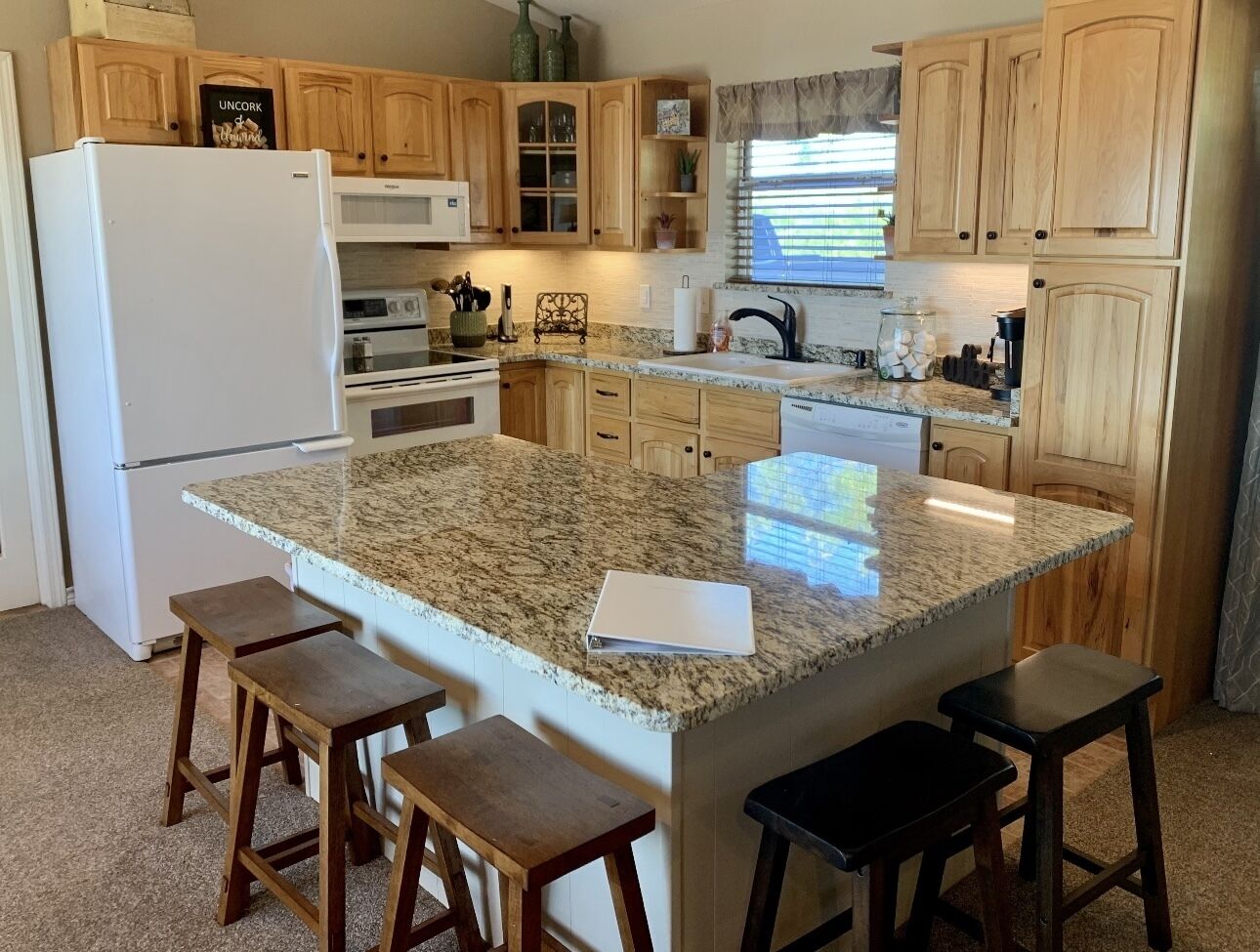 Cozy Spacious family friendly Farmhouse + HotTub Views of Palo Duro Canyon! 