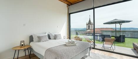 2 bedrooms, desk, Internet, bed sheets