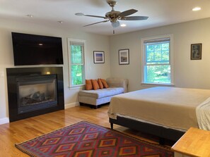 4 bedrooms, desk, travel cot, free WiFi