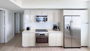 Réfrigérateur, four à micro-ondes, un four, surface de cuisson