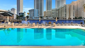 Pool - Exclusive 3 bedrooms apartment w Amazing View (Hallandale Beach)
