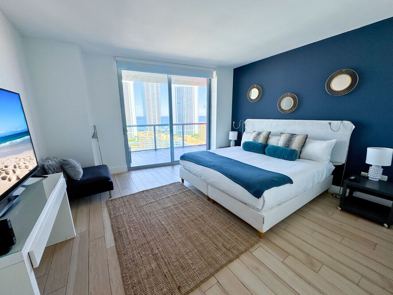 3 habitaciones, escritorio y tabla de planchar con plancha 