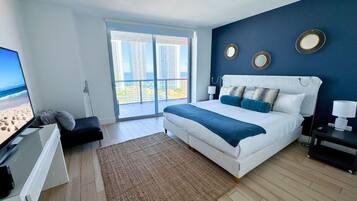 3 habitaciones, escritorio y tabla de planchar con plancha