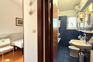 Combined shower/bathtub, bidet, towels - N263 - Numana, delightful heaven-earth in the historic centre (Numana)