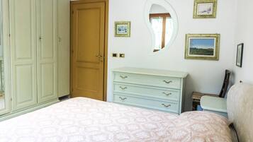 4 bedrooms, bed sheets