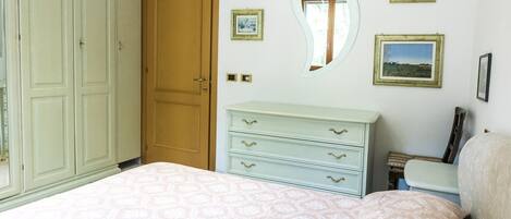 4 bedrooms, bed sheets