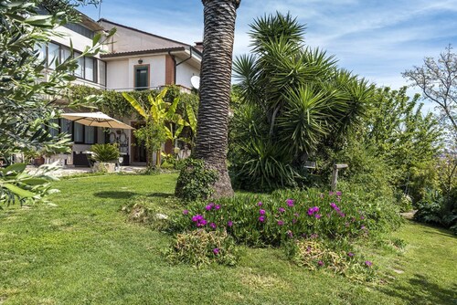 S297 - Sirolo, five-room villa with garden