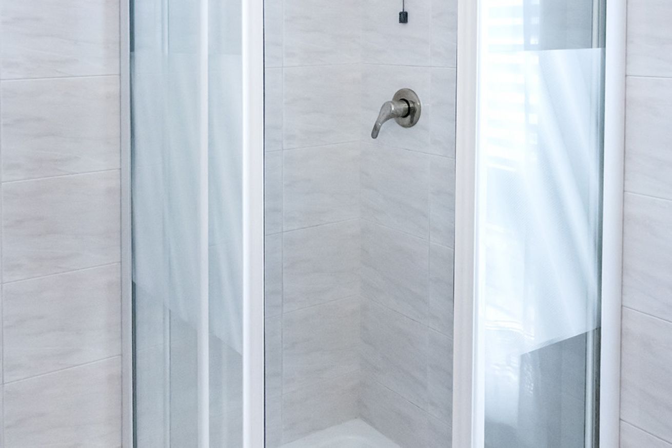 Bathtub, bidet, towels