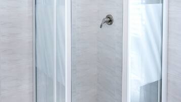 Bathtub, bidet, towels