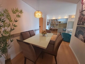 Apartamento luxo, acesso à piscina, vista para o mar | Área de estar | TV 32 polegadas com canais digitais, pebolim, mesa de pingue-pongue