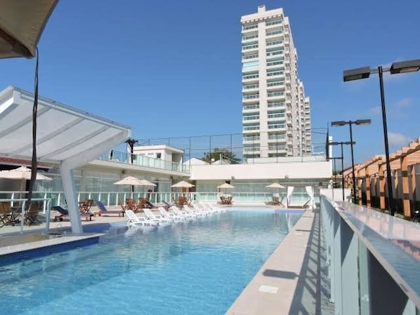2 outdoor pools, pool umbrellas, sun loungers - Velutti Luz do Amanhecer - Penha - SC (Penha)