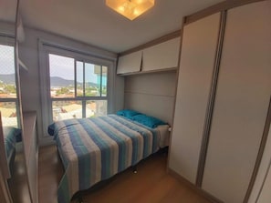 Apartamento luxo, acesso à piscina, vista para o mar | 2 quartos, roupas de cama premium, individualmente decorados