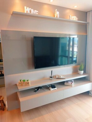 Departamento Deluxe, acceso a la alberca, vista al mar | Televisión