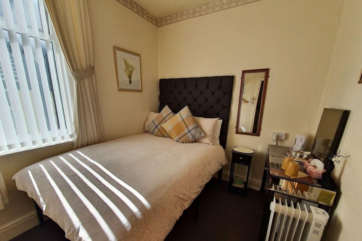 Egyptian cotton sheets, premium bedding, WiFi (free), bed sheets