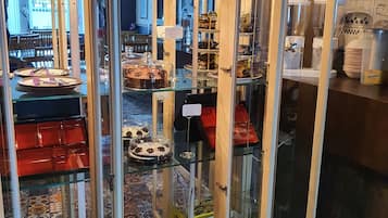 Tägliches inbegriffenes kontinentales Frühstück