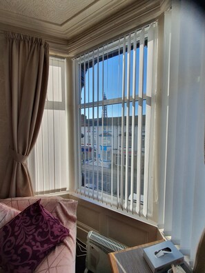 Classic Quadruple Room | Egyptian cotton sheets, premium bedding, free WiFi, bed sheets - Windsor House Hotel (Blackpool)