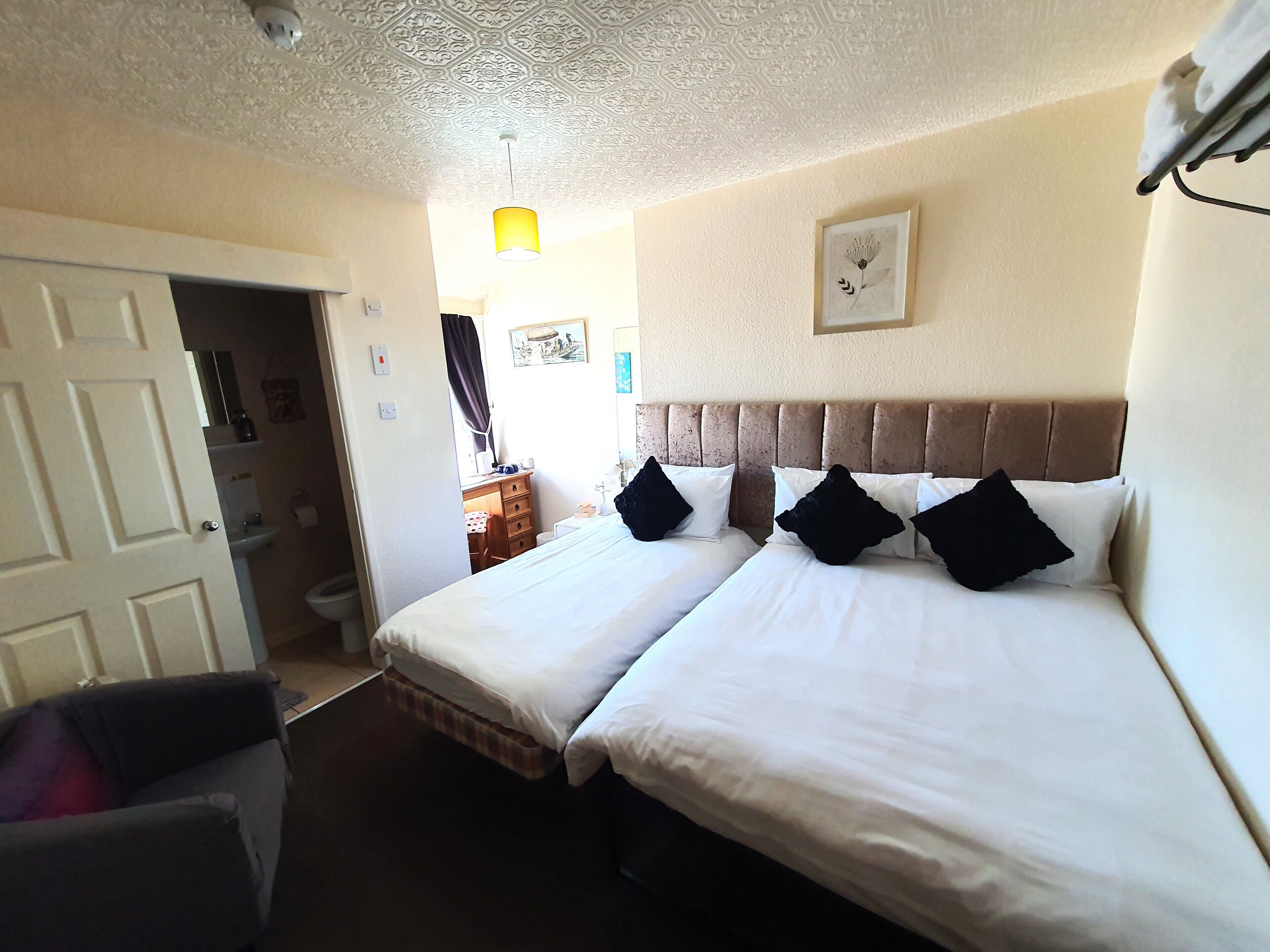 Klassieke driepersoonskamer | Lakens van Egyptisch katoen, luxe beddengoed, gratis wifi, beddengoed