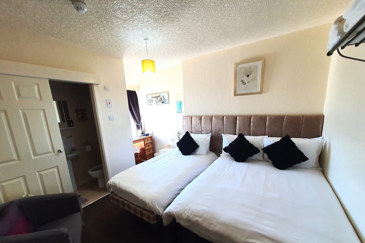 Habitación triple clásica | Sábanas de algodón egipcio, ropa de cama de alta calidad y wifi gratis